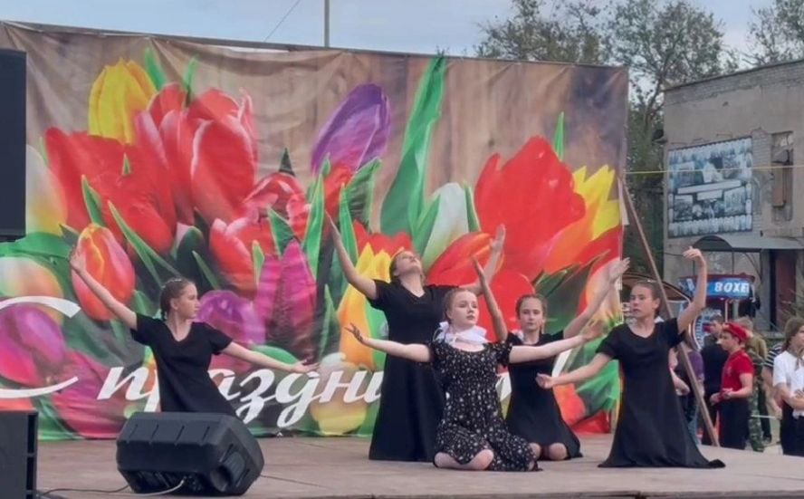 Выступление танцевального коллектива Eleganсе  на городской площади к 9 мая